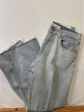 GRLFRND The Bella Low Rise Boyfriend Jeans 26 Light Wash Distressed Knee Raw Hem